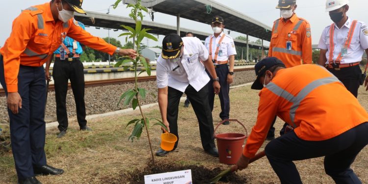 BUMN Hijaukan Indonesia, KAI Daop 3 Cirebon Tanam 500 Pohon
