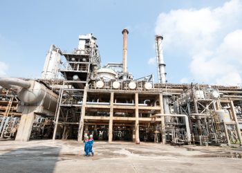 Tim Pemadam RU VI Bantu Penanganan Insiden di Integrated Terminal Balongan, Kilang Pertamina RU VI Beroperasi Normal.