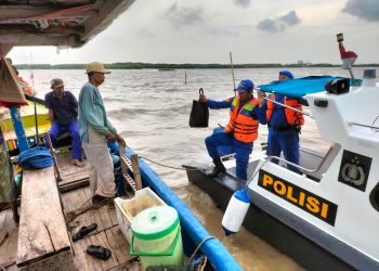 Meski Hujan Gerimis, Personel Polresta Cirebon Tetap Semangat Bagikan Bansos ke Warga Terdampak Kenaikan Harga BBM di darat dan laut