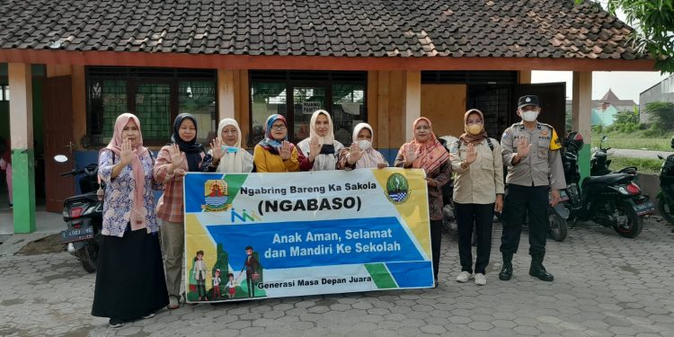 Bhabinkamtibmas Desa Gempol Aipda Aris Dianto laksanakan monitoring dan pengamanan kegiatan NGABASO.