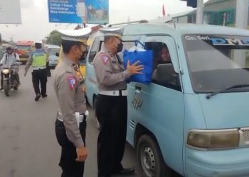 Polresta Cirebon Sebar 500 Paket Bansos ke Warga Terdampak Kenaikan Harga BBM