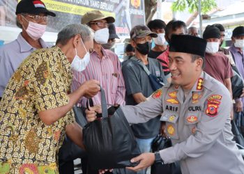 Kapolresta Cirebon Pimpin Pembagian 600 Paket Bansos ke Warga Terdampak Kenaikan Harga BBM