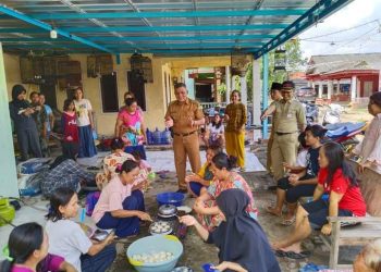 Camat Kroya Indramayu Tinjau Pembuatan Kue Apem di Desa Sukamelang