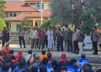 Ratusan SPMI Gelar Unjuk Rasa Depan Kantor Bupati Cirebon