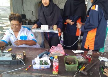 Tujuh Siswi SMK Muhammadiyah Kandanghaur PKL Merakit Amplifier dan Radio 