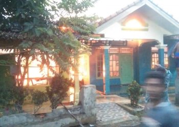 Dua Rumah di Desa Sende Dilalap Si Jago Merah