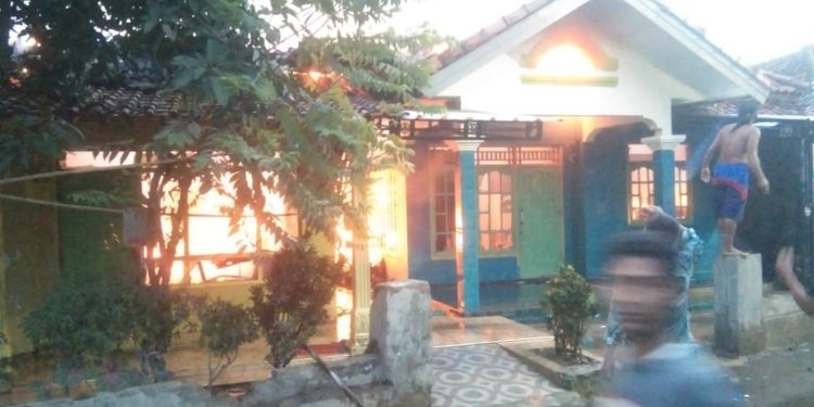 Dua Rumah di Desa Sende Dilalap Si Jago Merah