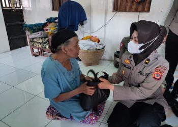 Sambil Berpatroli, Personel Polresta Cirebon Salurkan Ratusan Paket Sembako Kepada Warga