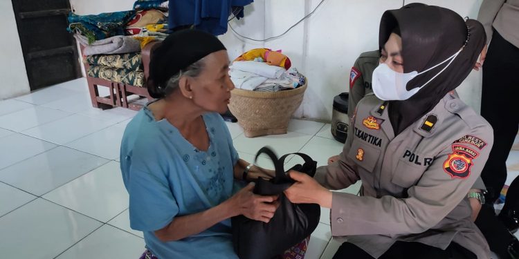 Sambil Berpatroli, Personel Polresta Cirebon Salurkan Ratusan Paket Sembako Kepada Warga