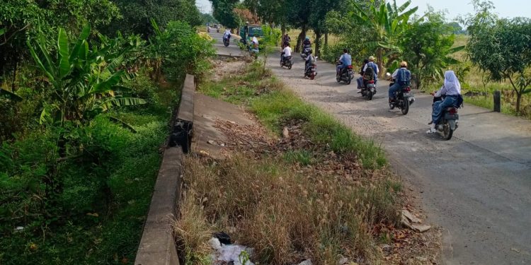 Jalan Bandara Kaliwedi Amblas Dan Sudah Bertahun Tahun Tidak Ada Tanda Tanda Kapan Akan Diperbaiki 