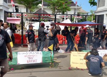 ARI Lakukan Aksi Mogok Makan di Depan Gedung DPRD Indramayu