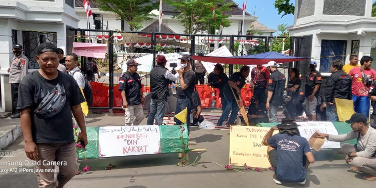 ARI Lakukan Aksi Mogok Makan di Depan Gedung DPRD Indramayu