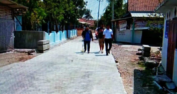 Camat Kandanghaur Monitoring Peningkatan Jalan Desa di Desa Pranti