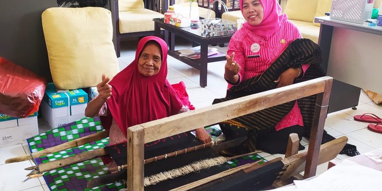 Terancam Punah, Disdikbud Indramayu Lestarikan Tenun Gedogan