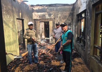 Pemdes Sende Bersama Lembaga Desa serta Masyarakat Bersihkan Puing Material Rumah Yang Terbakar