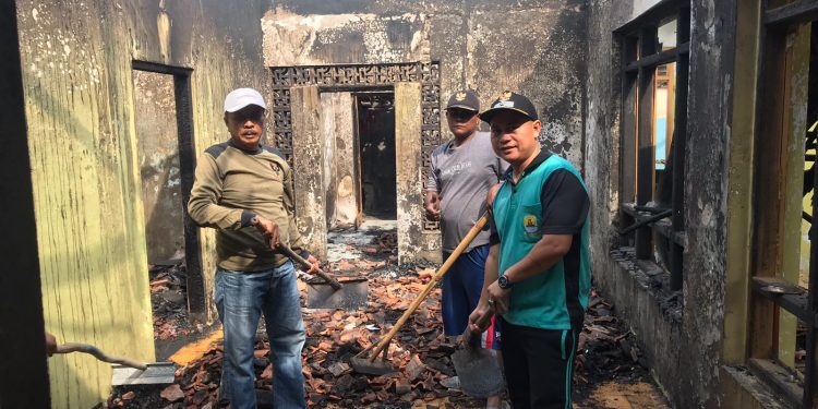 Pemdes Sende Bersama Lembaga Desa serta Masyarakat Bersihkan Puing Material Rumah Yang Terbakar