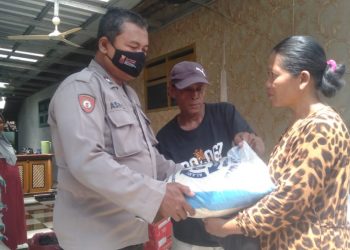 Personil Bhabinkamtibmas Polsek Babakan Polresta Cirebon melaksanakan sambang monitoring penyaluran BPNT ,menyampaikan Himbauan Kamtibmas dan hinmbauan prokes.