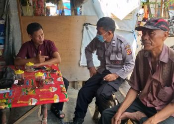 Personil Polsek Losari melakukan sambang dialogis dan sosialisasi kepada warga tentang kenaikan harga BBM Bersubsidi