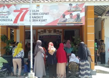 Warga Desa Panguragan Lor Berjejer Mengantri Konpensasi BLT Kenaikan BBM
