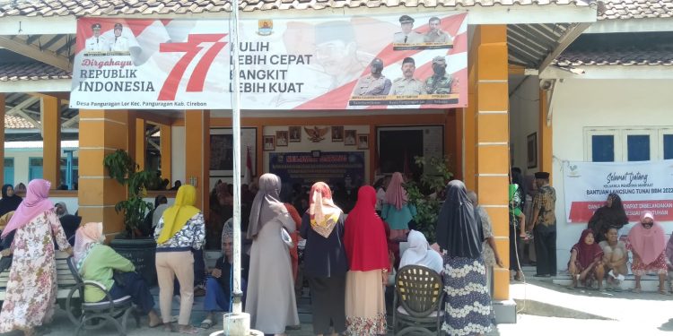 Warga Desa Panguragan Lor Berjejer Mengantri Konpensasi BLT Kenaikan BBM