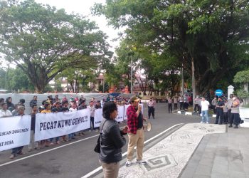 Tuntut Kuwu Mundur, Ratusan Warga Gempol Demo Di Depan Kantor Bupati Cirebon