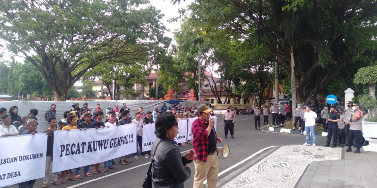 Tuntut Kuwu Mundur, Ratusan Warga Gempol Demo Di Depan Kantor Bupati Cirebon