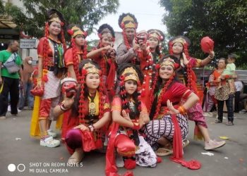 Dukung Pecahkan Rekor MURI, Kapolsek Losarang Ikut Menari dengan Ribuan Peserta Lainnya