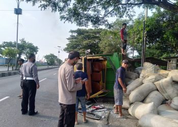 Diduga Ngerem Mendadak, Truk Bermuatan Dedak Terbalik