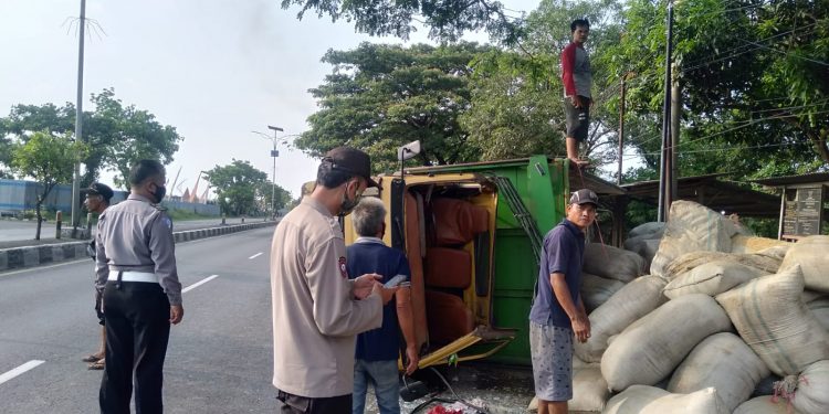Diduga Ngerem Mendadak, Truk Bermuatan Dedak Terbalik