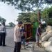 Diduga Ngerem Mendadak, Truk Bermuatan Dedak Terbalik