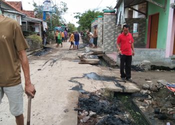Pemdes Wirakanan dan Masyarakat Lakukan Normalisasi Saluran Air