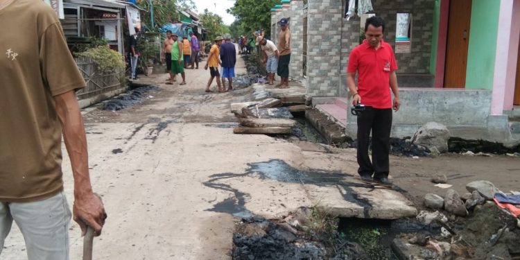 Pemdes Wirakanan dan Masyarakat Lakukan Normalisasi Saluran Air