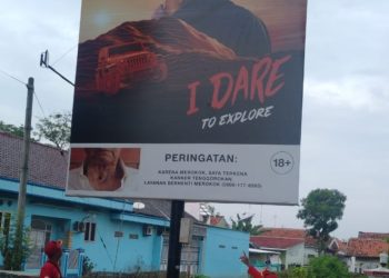 Pemcam Lelea Indramayu Tertibkan dan Data Reklame tak Sesuai Aturan