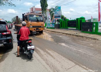Jalan Menuju Kantor Kecamatan Kaliwedi Tampak Rusak Parah, Perangkat Desa Pertanyakan Kapan selesai Diperbaiki