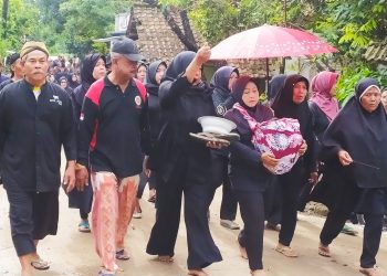Kuwu Desa Rambatan Wetan Ajak Warga Lestarikan Tradisi, Siraman di Sungai Cimanuk
