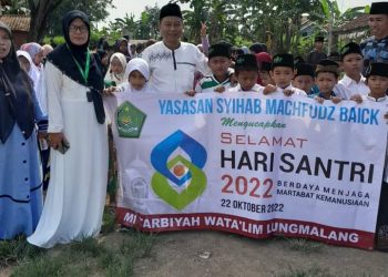 Peringati Hari Santri, MI Arbiyah Wata,lim Desa Bugis Anjatan Pawai Keliling Desa