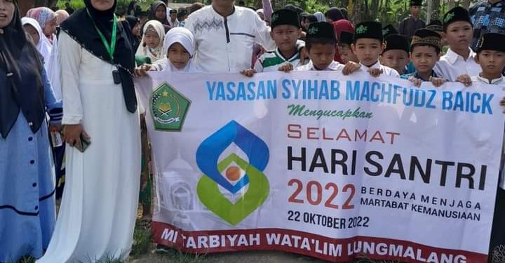 Peringati Hari Santri, MI Arbiyah Wata,lim Desa Bugis Anjatan Pawai Keliling Desa