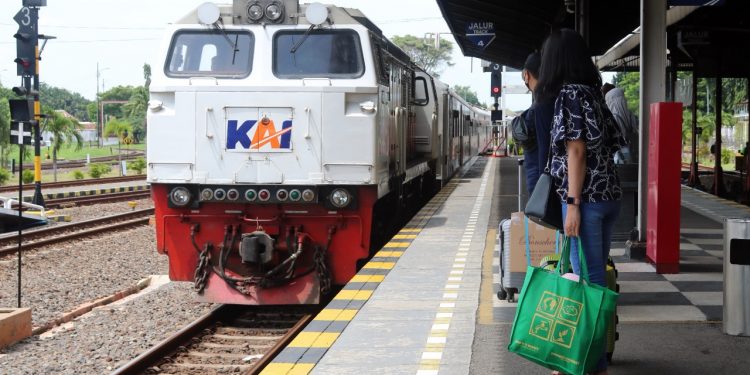 Calon Penumpang KA Dihimbau Lakukan Vaksin Booster di Sentra Vaksin di Luar Stasiun