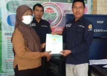 Kuwu H. Maman Kardiman Menyerahkan Sertifikat PTSL Secara Simbolis Kepada Warganya.