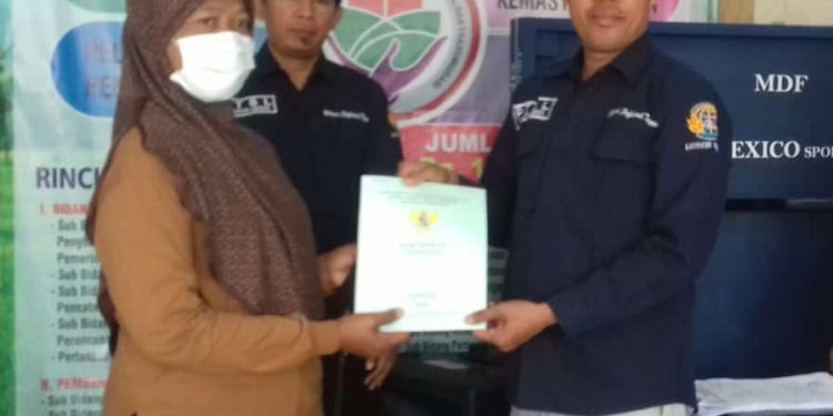 Kuwu H. Maman Kardiman Menyerahkan Sertifikat PTSL Secara Simbolis Kepada Warganya.
