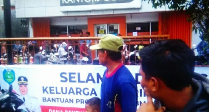 KPM Karanganyar Kandanghaur Terima BLT BBM via Kantor Pos  