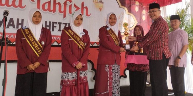 102 Santri Penghafal 20 Juz Al-Qur’an di Kabupaten Indramayu di Wisuda