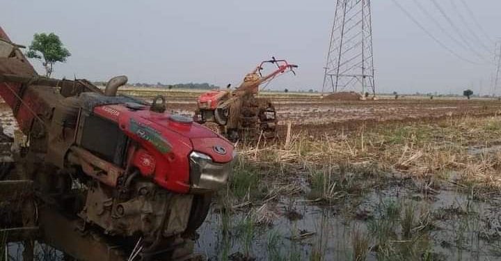 Para Petani Mulai Garap Sawah Manfaatkan Air Hujan