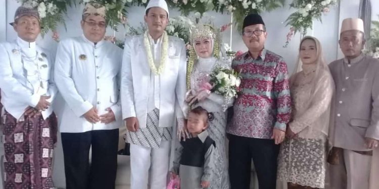 Mama Sultan Kacirebonan, Bupati Cirebon Dan Anggota Dewan Hadiri Akad Nikah Putri Kuwu Desa Danawinangun