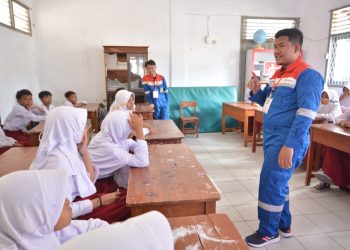 Pekerja Muda Pertamina Balongan Berbagi Ilmu kepada Siswa SDN 1 Majakerta