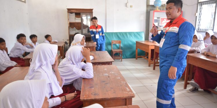 Pekerja Muda Pertamina Balongan Berbagi Ilmu kepada Siswa SDN 1 Majakerta