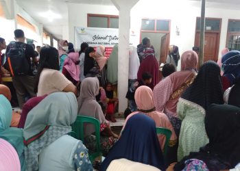 Ratusan Warga Desa Bojong Lor Padati Halaman Kantor Puskesos Antri BLT BBM BPNT Dan PKH