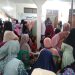 Ratusan Warga Desa Bojong Lor Padati Halaman Kantor Puskesos Antri BLT BBM BPNT Dan PKH