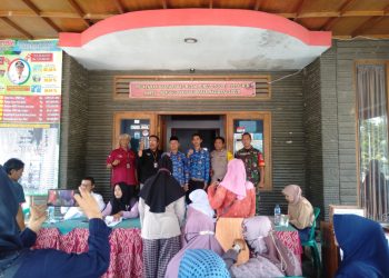 Pembagian BLT BBM, BPNT Dan PKH di Desa Cikalahang Berjalan Tertib dan Aman.