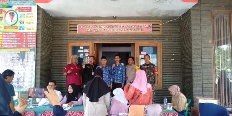 Pembagian BLT BBM, BPNT Dan PKH di Desa Cikalahang Berjalan Tertib dan Aman.